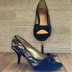 Fioni Black Lace Gold Tan Peep Toe Bow Pump Classic / Size 7